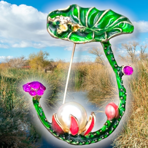 Gold plated pink and white crystal pearl Lily pad frog necklace/brooch - Picture 14 of 15